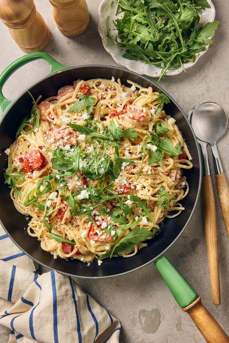Kermainen linguine, tonnikala, tomaatti, parmesaani ja rucola