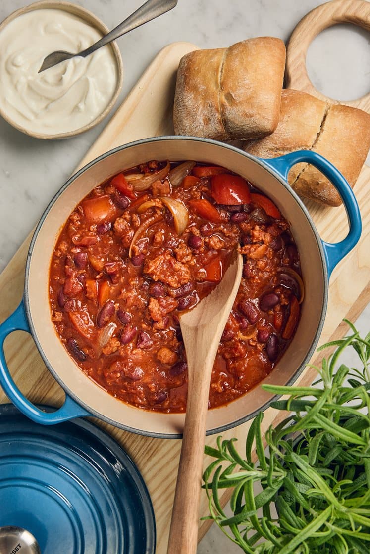 Chilipata chorizomassan, kidneypapujen, paprikan ja hapanjuurileivän kanssa