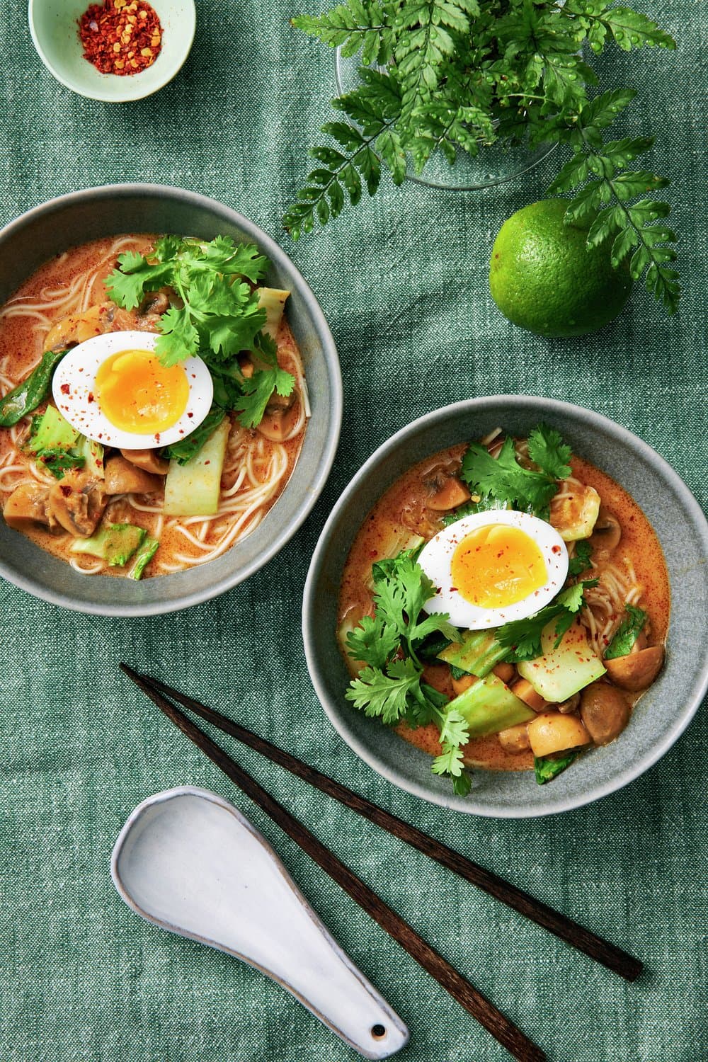 Malesialainen laksa nuudeleilla, kookosmaidolla ja kananmunalla