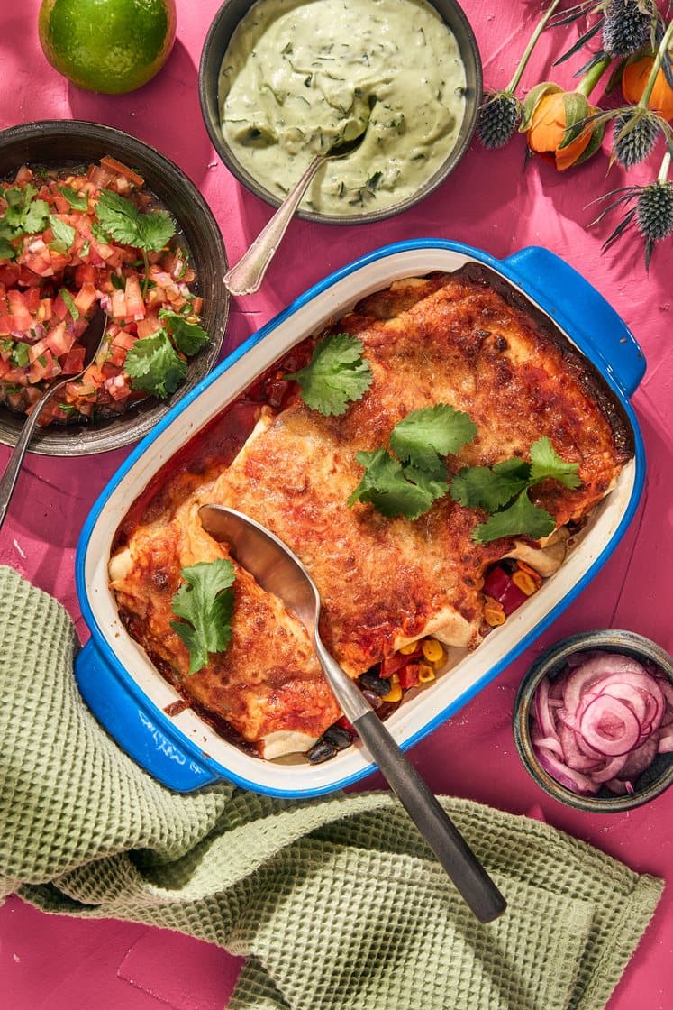Black bean enchiladas guacamolen ja pico de gallon kanssa