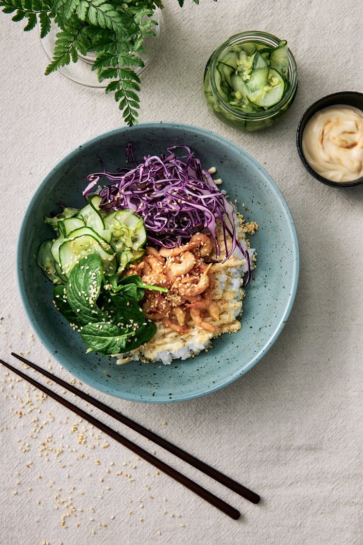 Katkarapubowl inkiväärikurkulla ja paahdetuilla seesaminsiemenillä