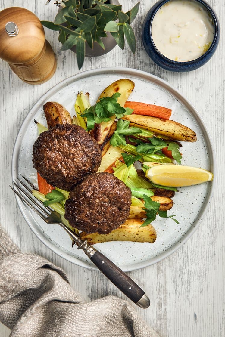 Persiljapihvit paahdettujen juuresten ja sitruunajogurtin kanssa