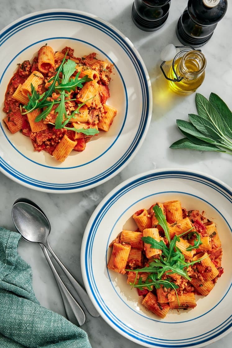 Kermainen tomaatti-salviapasta possujauhelihalla ja rucolalla