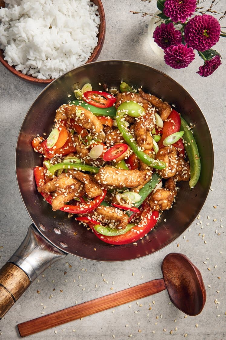 Crispy chili chicken kevätsipulin ja seesaminsiementen kanssa