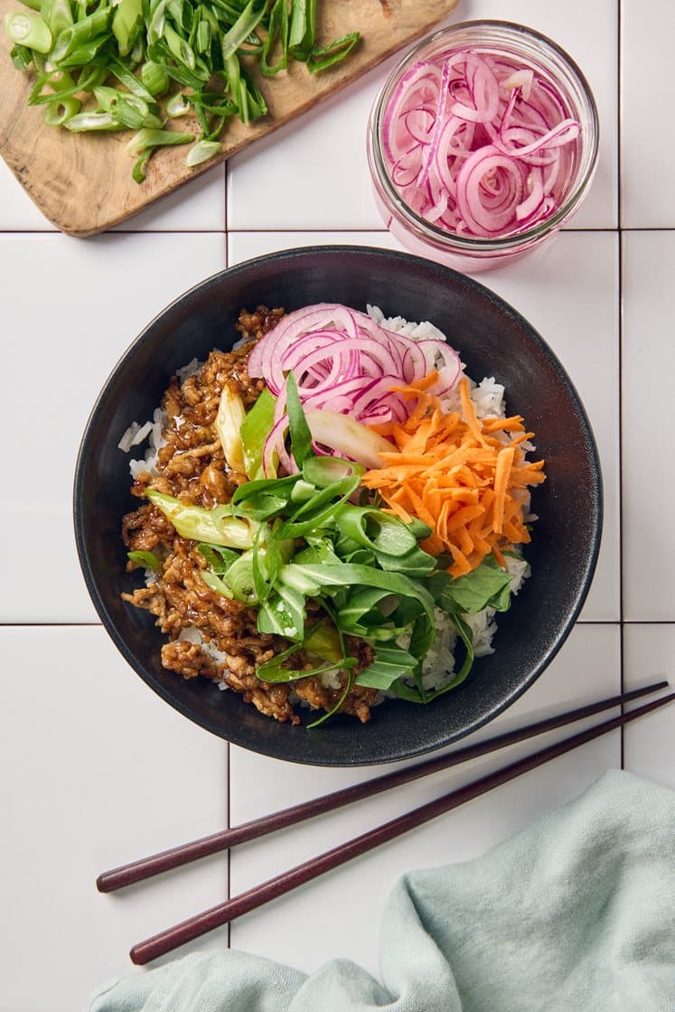 Teriyakijauheliha, pak choi ja pikapikkelöity punasipuli
