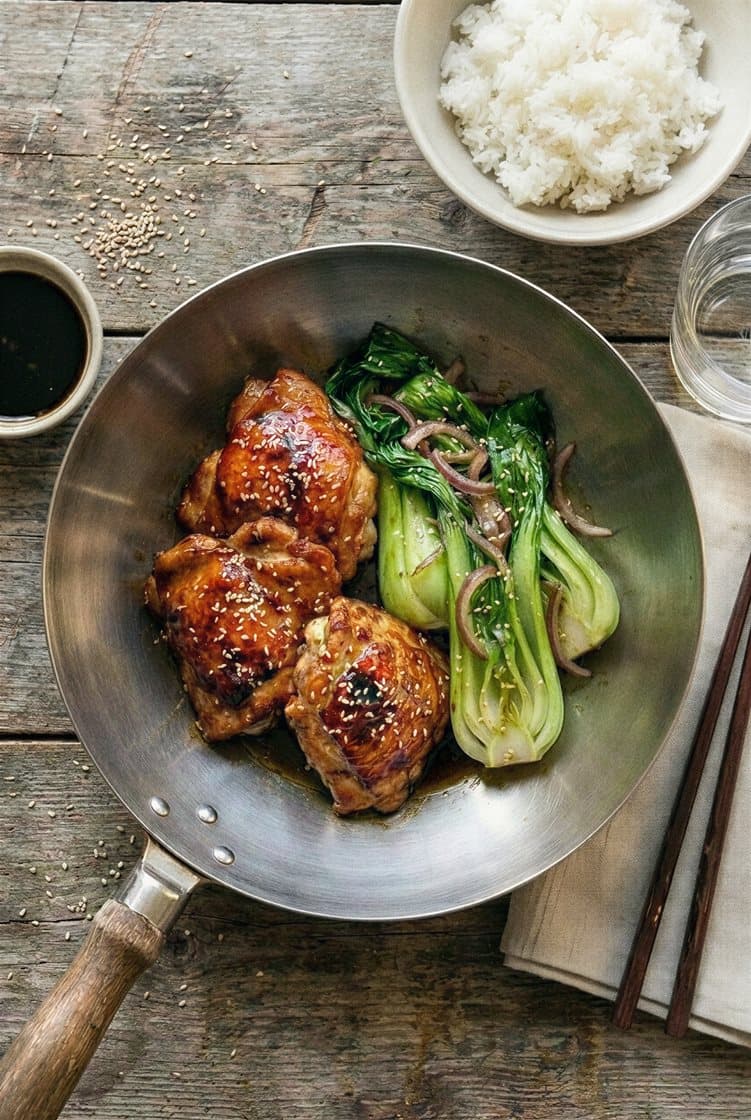Soijaglaseerattu kana spicy umamin, jasmiiniriisin ja pak choin kanssa