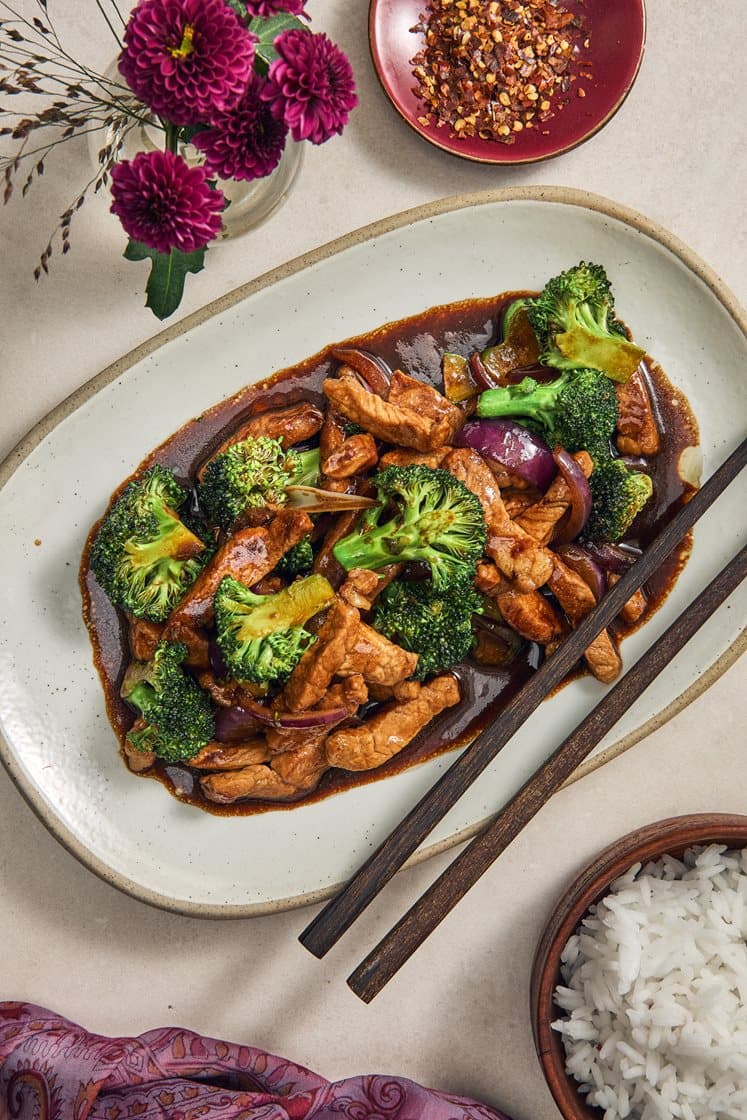 Singapore chili -wokki possun, parsakaalin ja valkosipulin kanssa
