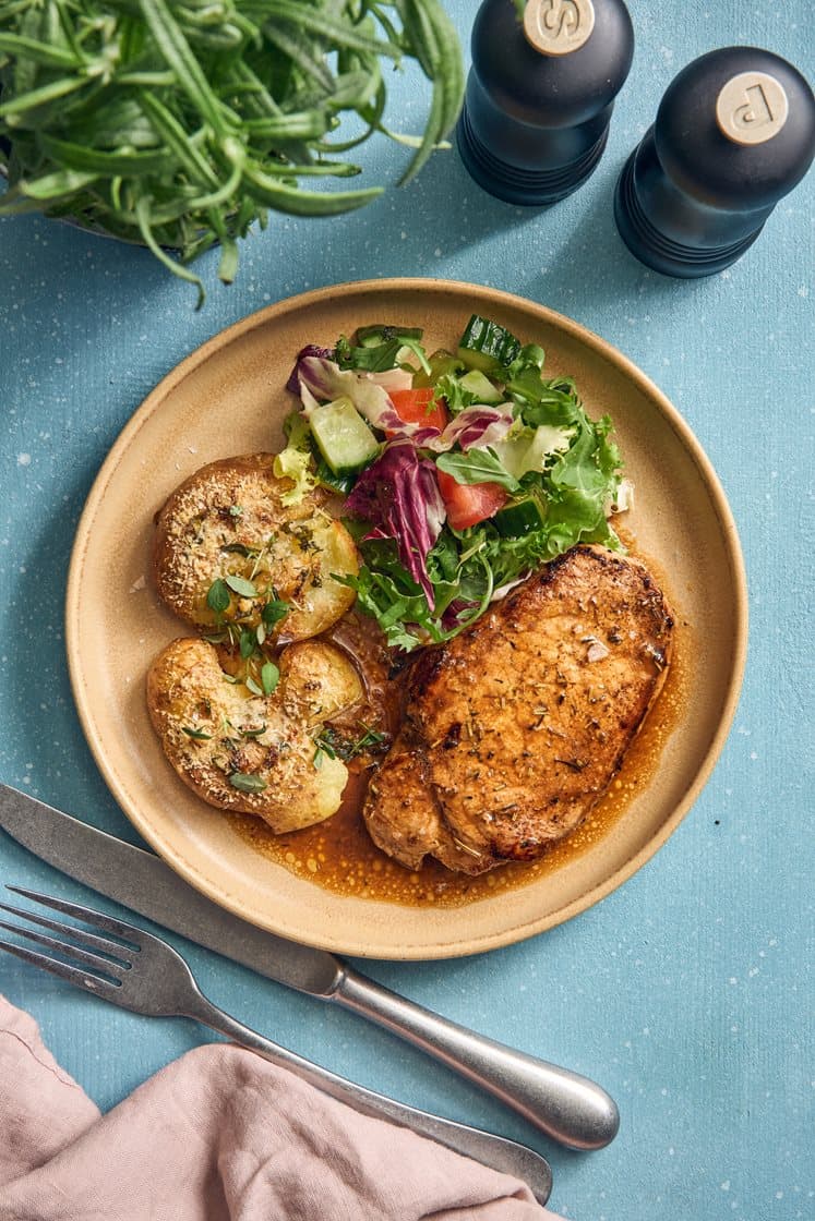 Porsaankyljykset paistokastikkeessa parmesaani-timjamiperunoiden kanssa