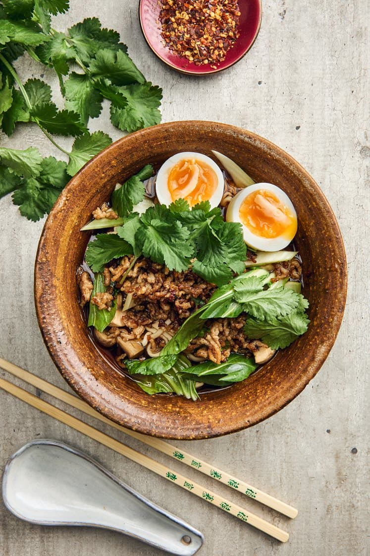 Pork ramen – nuudelikeitto, chilipossujauheliha, pehmeä kananmuna ja korianteri