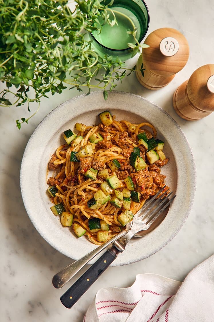 Ajvarilla paistettu jauheliha, linguine ja valkosipulilla paistettu kesäkurpitsa