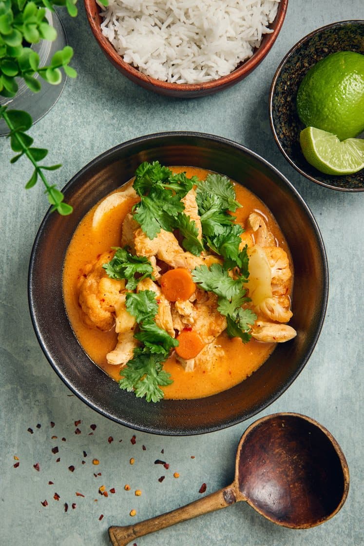 Nopea thaicurry kanalla, sitruunaruoholla, kukkakaalilla ja basmatiriisillä