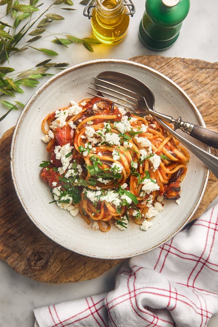 Linguine con melanzane – pastaa munakoiso-tomaattikastikkeessa ja fetajuustotoppingilla