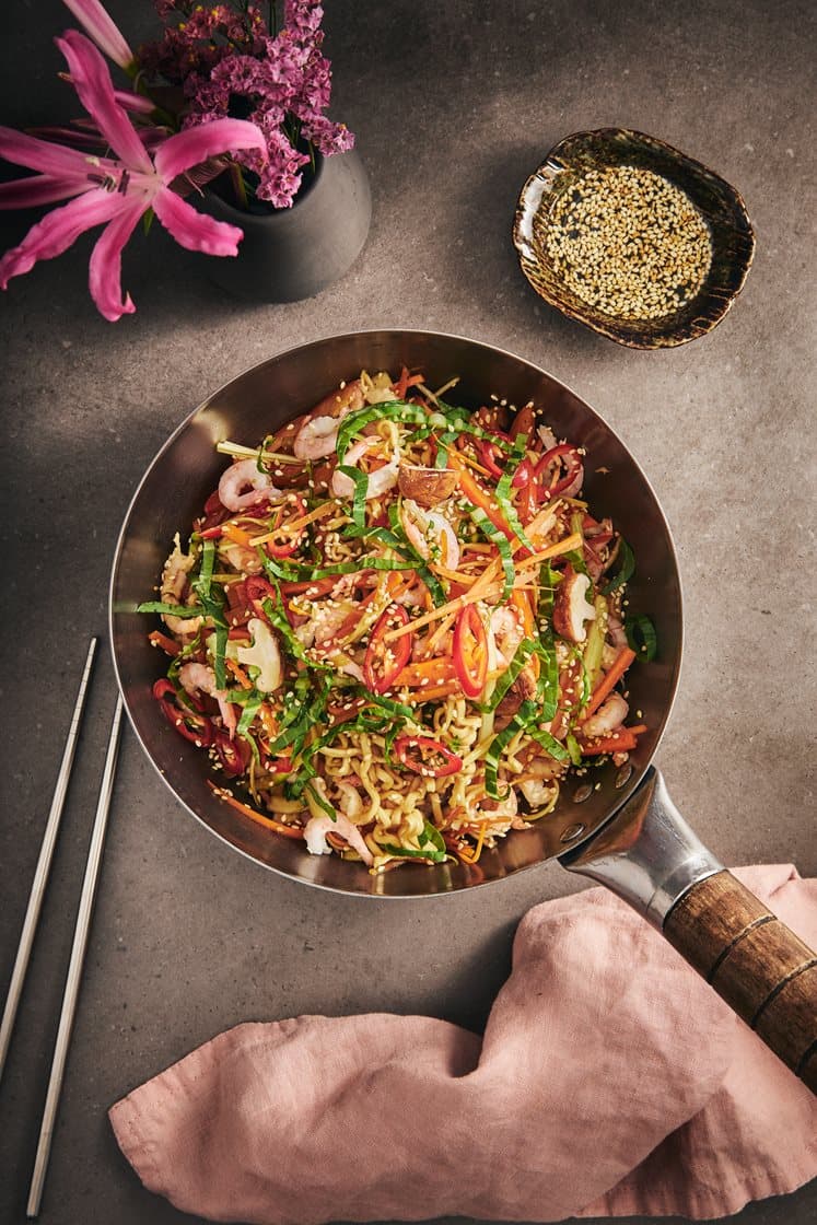 Japchae – soijamarinoidut nuudelit kasviksilla, katkaravuilla ja seesaminsiemenillä