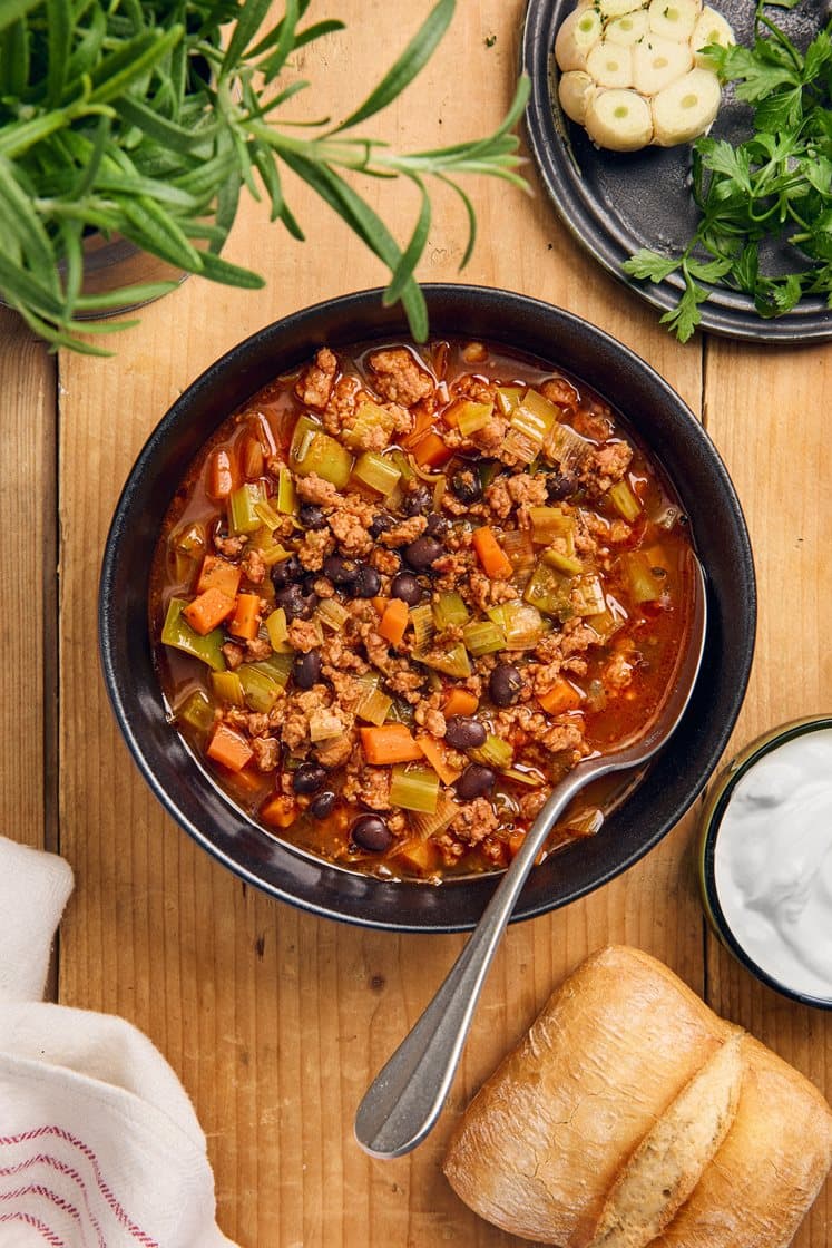 Lämmittävä espanjalainen chorizokeitto mustapapujen ja hapanjuurileivän kanssa