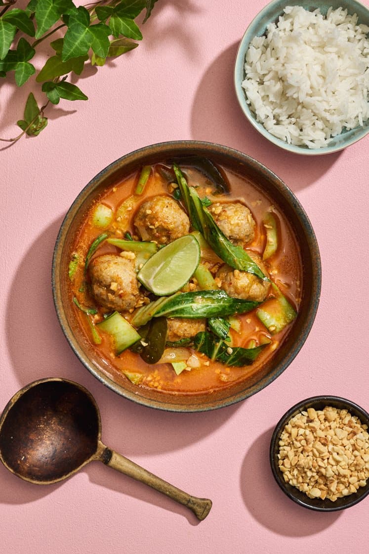 Massaman curry clarias-frikadelleilla, limen lehdillä ja maapähkinöillä