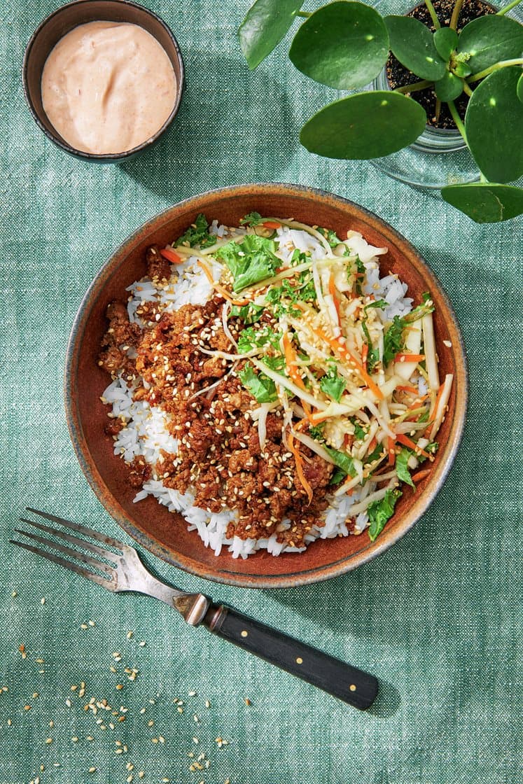 Donburi, soija-inkivääripaistettu kalkkuna, hapatettu kaali ja sriracha-majoneesi