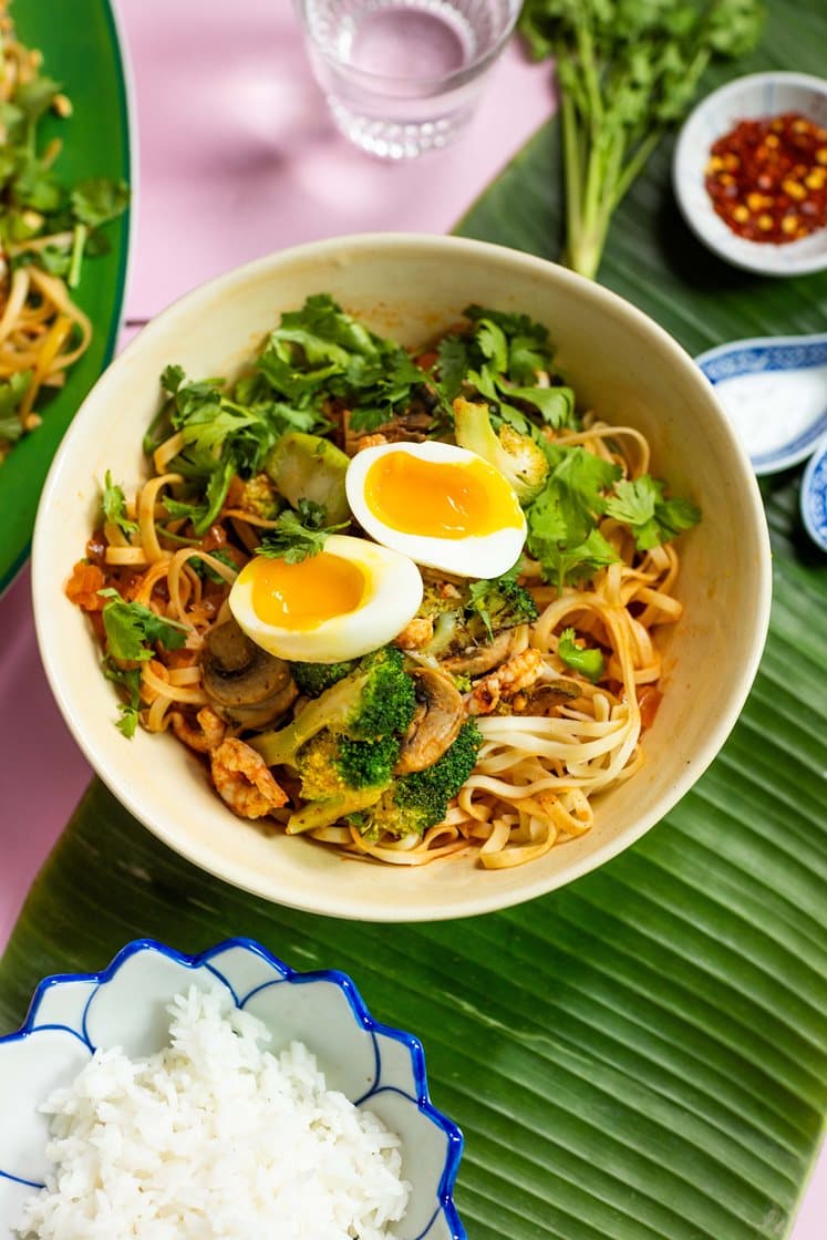 Tom Yum – thaimaalainen keitto, jossa on limen lehtiä, sitruunaruohoa, kananmunaa ja katkarapuja