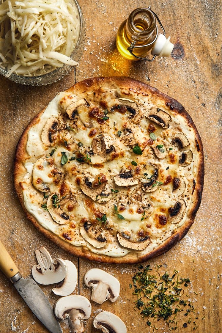 Pizza ai funghi - sienipizza mozzarellalla, timjamilla ja tryffeliöljyllä
