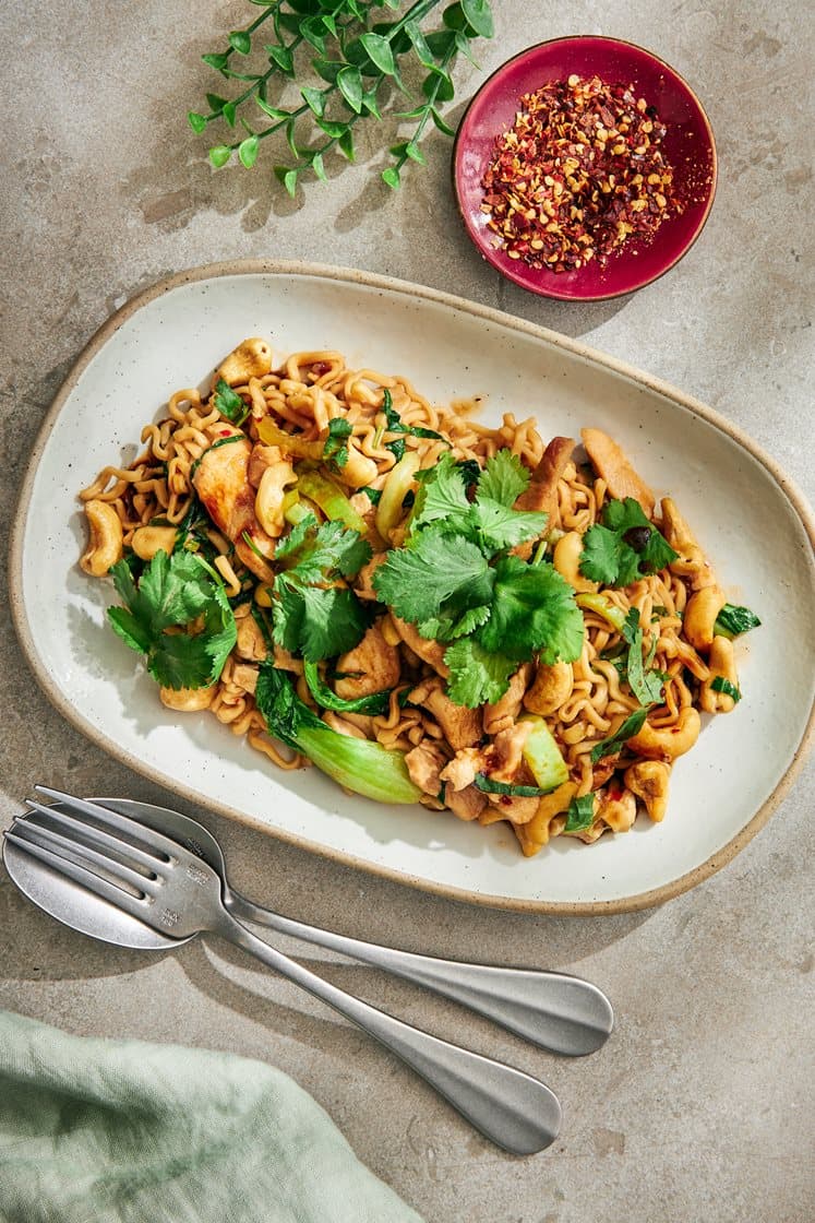 Chicken cashew, munanuudelit, pak choi ja korianteri