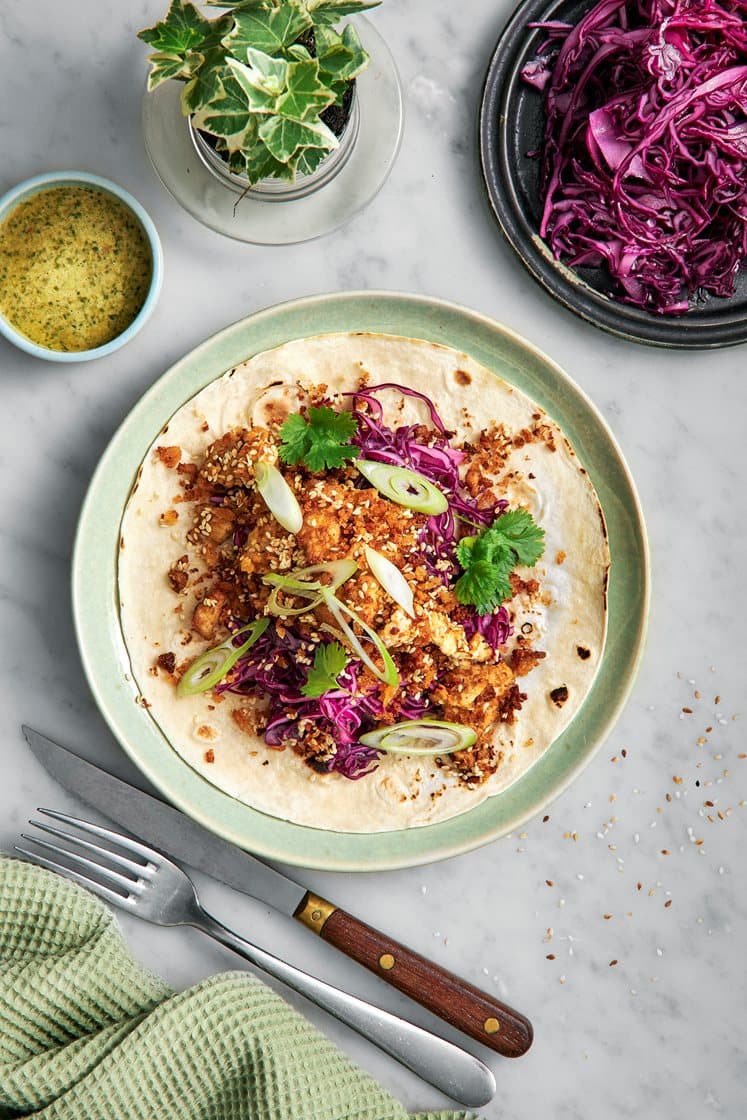 Aasialainen taco rapean tofun, korianterikastikkeen ja paahdettujen seesaminsiemenien kanssa