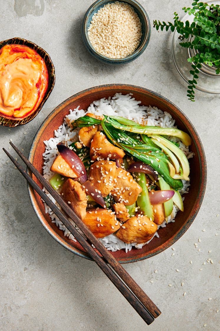 Teriyakikana pak choin, seesaminsiementen ja srirachamajoneesin kanssa