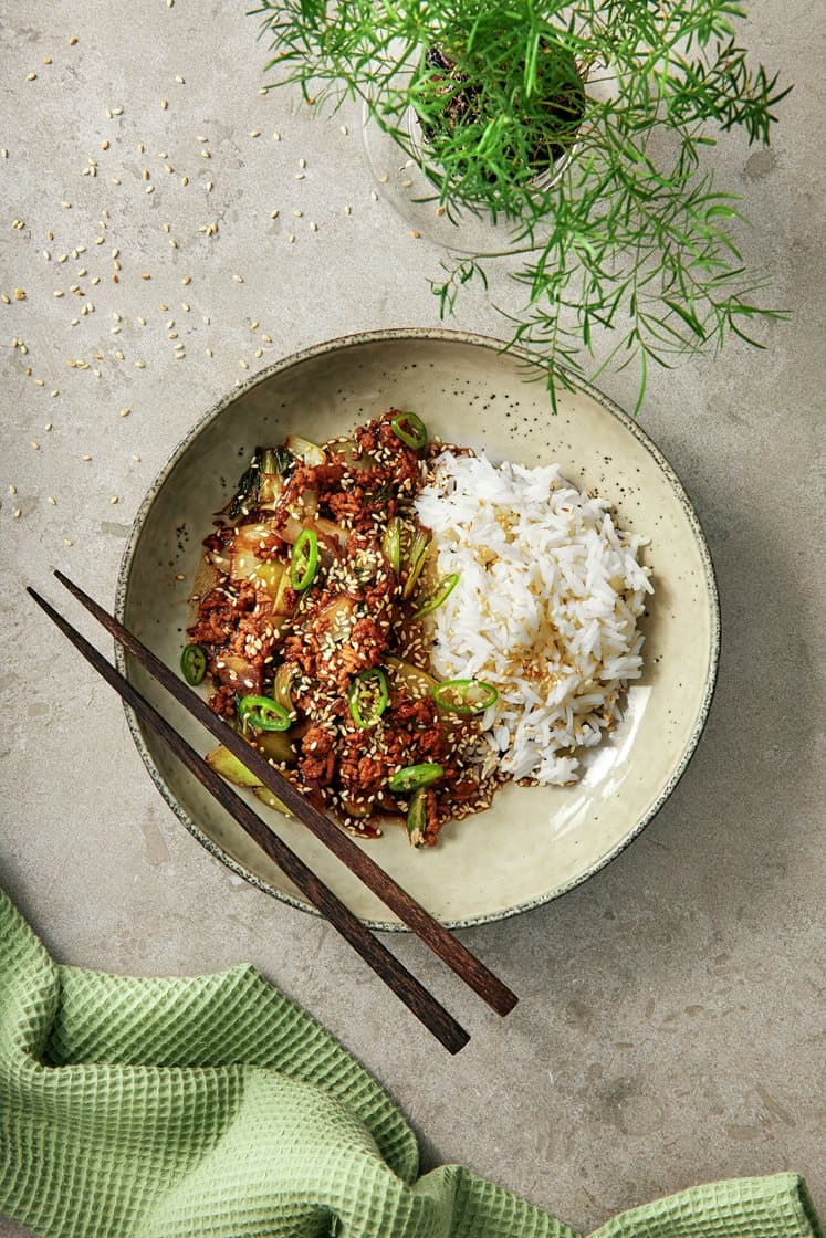 Kiinalainen possuwokki, pak choi ja seesaminsiemenet