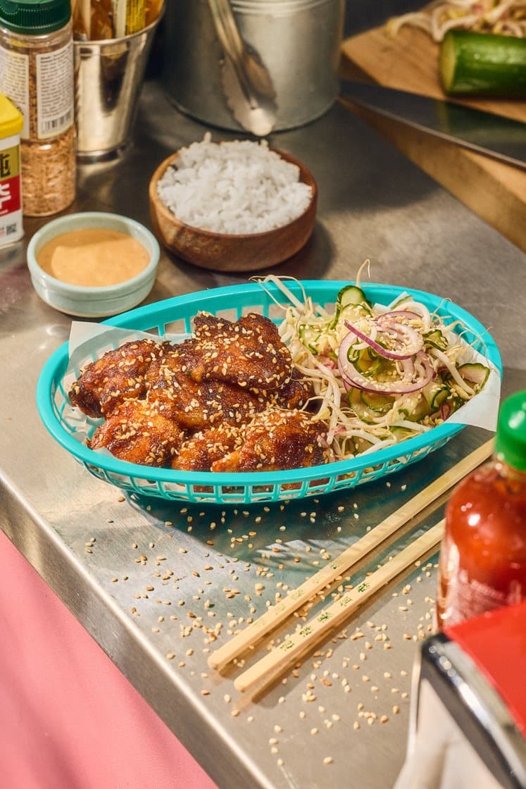 Korean chicken soija-srirachamajoneesin ja inkiväärillä pikkelöidyn kurkkusalaatin kanssa