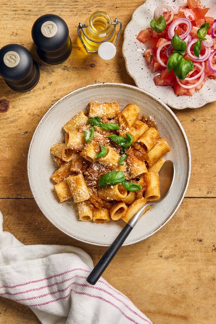 Pasta valmiilla bolognesekastikkeella, parmesaanilla ja tomaatti-basilikasalaatilla