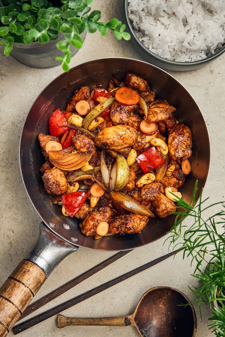 Kung pao chicken cashewpähkinöiden ja jasmiiniriisin kanssa