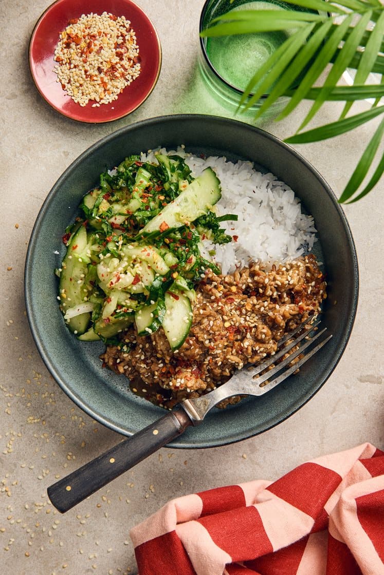 Seesamilla ja soijalla paistettu possujauheliha aasialaisen pak choi- ja kurkkusalaatin kanssa