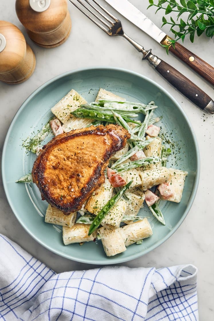 Yrttipaistettu porsaankyljys kermaisen pastasalaatin kanssa