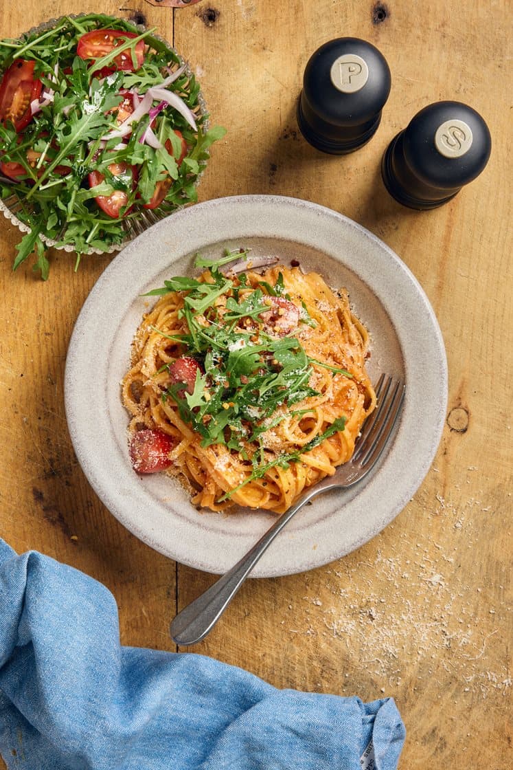 Kermainen linguine valmiilla vodkakastikkeella, rucolalla ja italialaisella kovalla juustolla