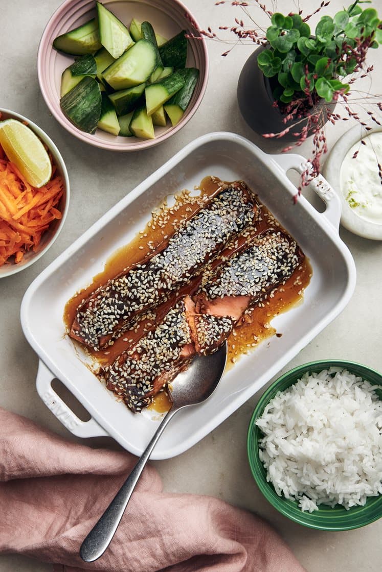 Hoisin-uunilohi seesaminsiemenillä, kermaisella limekastikkeella ja jasmiiniriisillä