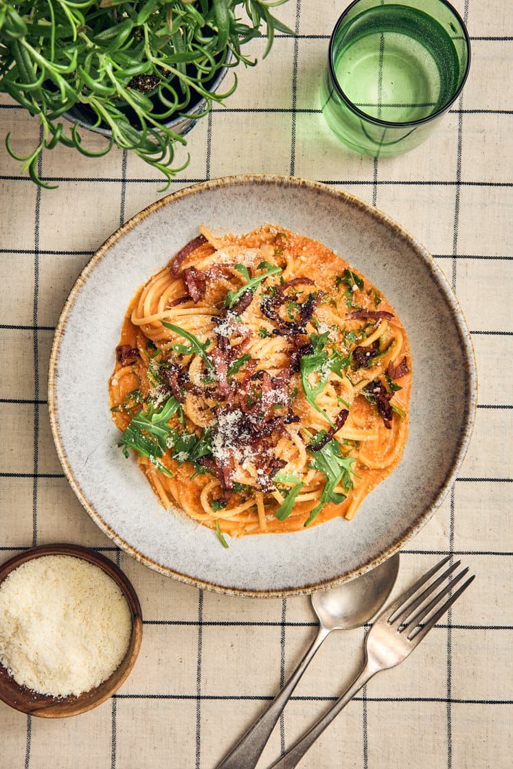 Linguine kermaisella tomaattikastikkeella, basilikalla, parmesaanilla ja kalkkunapekonilla