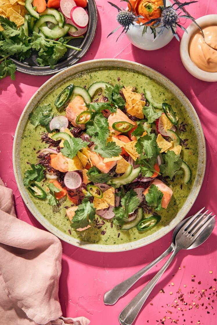 Limellä marinoitu lohi salsa aguachilen, tortillasipsien ja mustan riisin kanssa