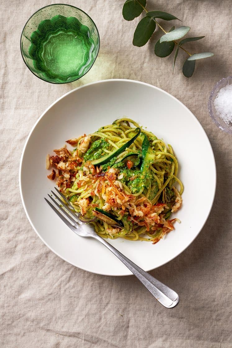 Linguine verde hasselpähkinöiden, kesäkurpitsan ja pannoumin kanssa