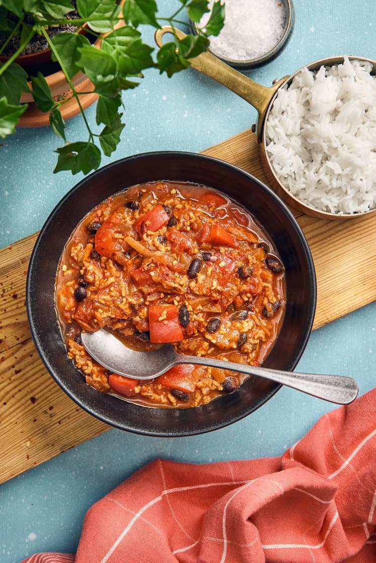 Kalkkuna-chili mustapavuilla ja basmatiriisillä