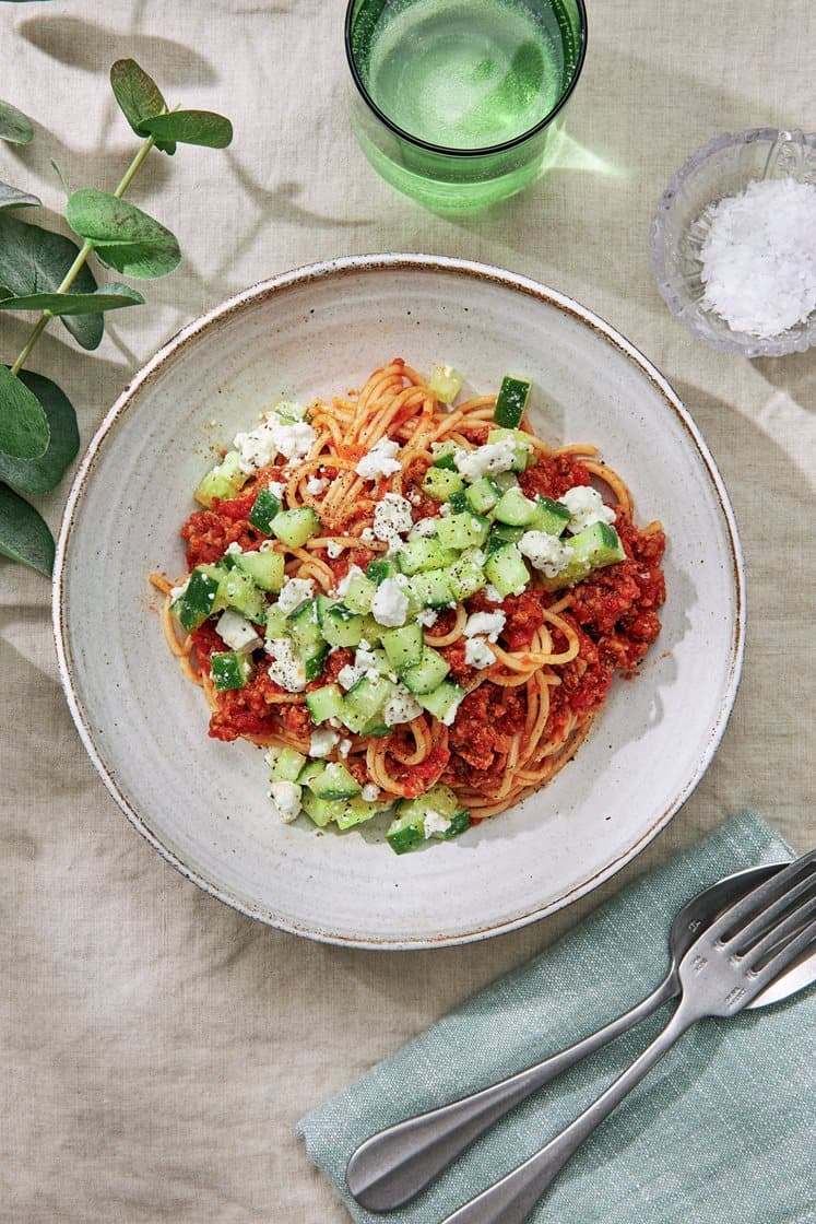 Pasta arrabbiata kalkkunanjauhelihalla ja fetajuustolla