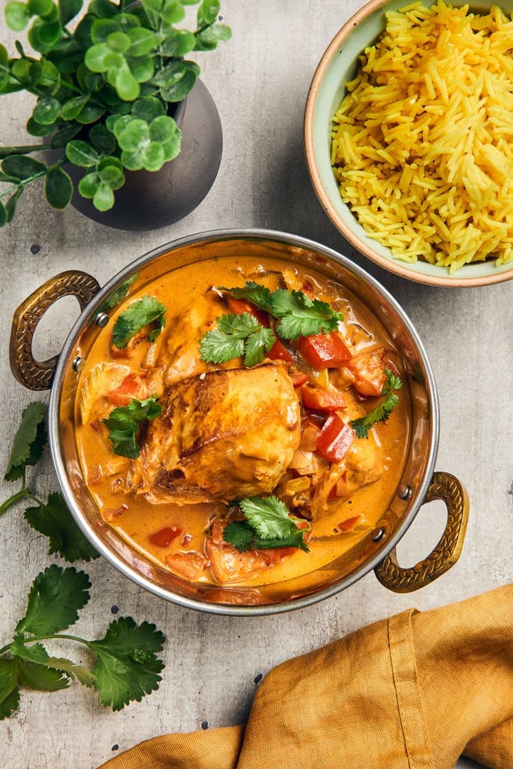 Intialainen kanapata tulisilla mausteilla, curryriisillä ja korianterilla