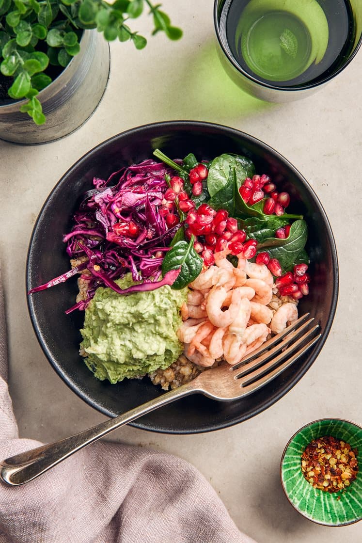Healthy bowl katkaravuilla, punakaalisalaatilla, avokadolla ja granaattiomenasalaatilla