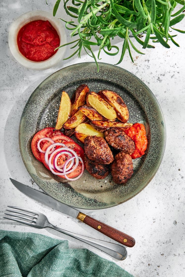 Cevapcici, lohkoperunat ja ajvar