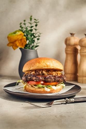 BBQ-burgeri paistetun sipulin ja paahdettujen porkkanoiden kanssa
