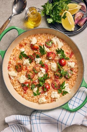 Risotto caprese, gremolatatomaatit ja mozzarella