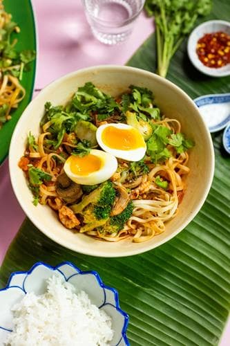Tom Yum – thaimaalainen keitto, jossa on limen lehtiä, sitruunaruohoa, kananmunaa ja katkarapuja